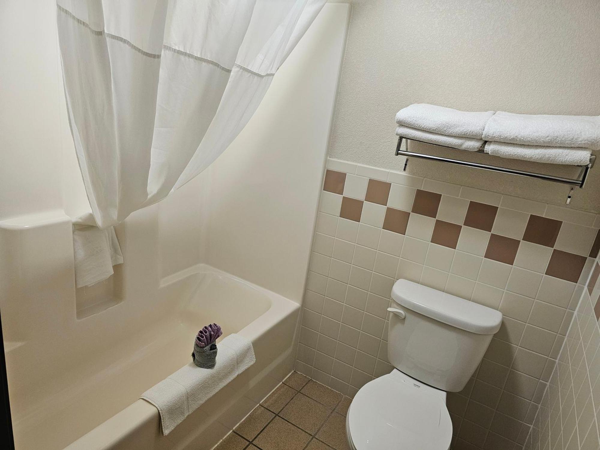 Fossil Creek Hotel & Suites Russell Ngoại thất bức ảnh
