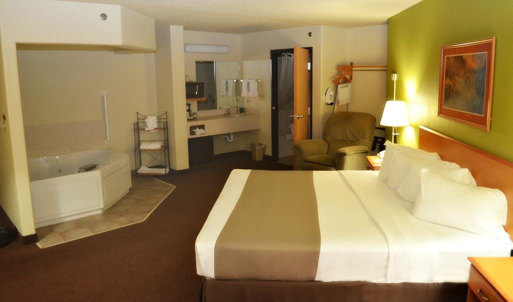 Fossil Creek Hotel & Suites Russell Ngoại thất bức ảnh